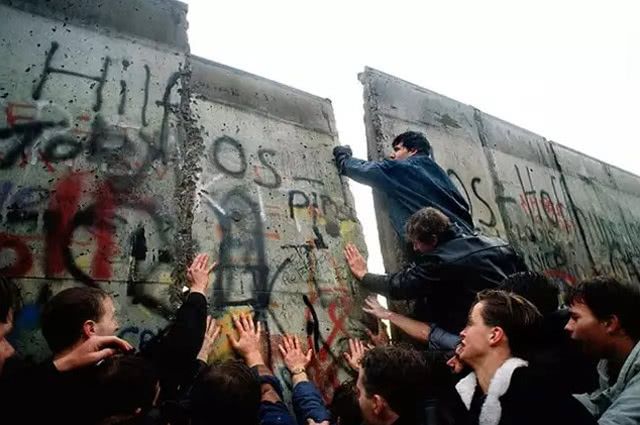 MURO DE BERLIM  - caiu em 1989