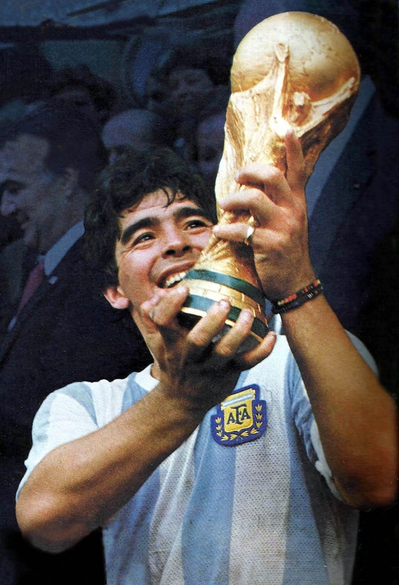 DIEGO ARMANDO MARADONA -um génio da bola de futebol