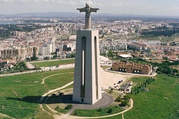 CRISTO REI  –  Em Almada a olhar Lisboa